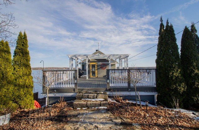 Luxury Waterfront Residence in exclusive Lily Bay (seasonal discount)