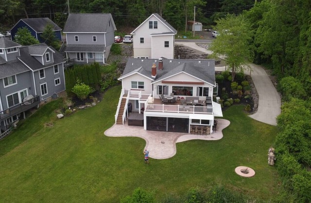 Luxury Waterfront Retreat - Hot tub & Game Room