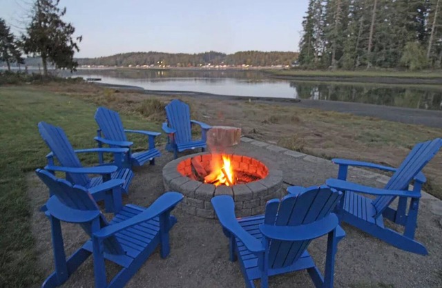 Luxury Waterfront with Hot Tub, Kayaks, Private Floating Dock, Single Story Home