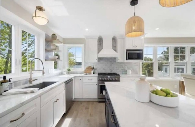 Luxury Waterview Brand New Home near Newport and Bristol. Walk to Beach! Sleep 8