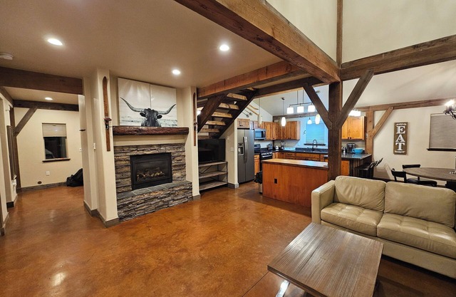 Luxury Winter Ski Vacation Retreat in Big Sky - Hot Tub