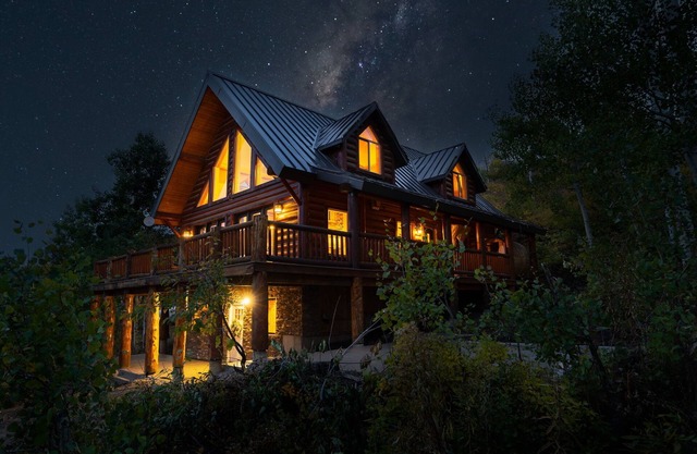 Luxury Wood-Log Cabin - Your Park City Mountain Getaway - Sleeps 10+