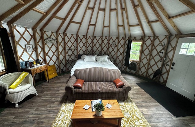 Luxury Yurt in charming Bellaire with Heat/AC