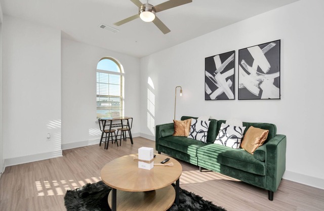 Luxury1 bed 1 bath | Fitness center | Pool | Lakefront views | Premium amenities