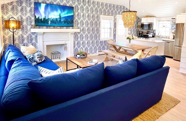 LUXURYBEACHHOUSE*walk2beaches*firepit/bikes/fencedyard/kingbed