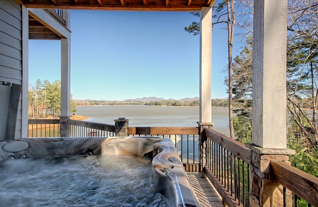 LuxuryLakefront Property, Double Dock, Feuerstelle, Pontonboot, Whirlpool.