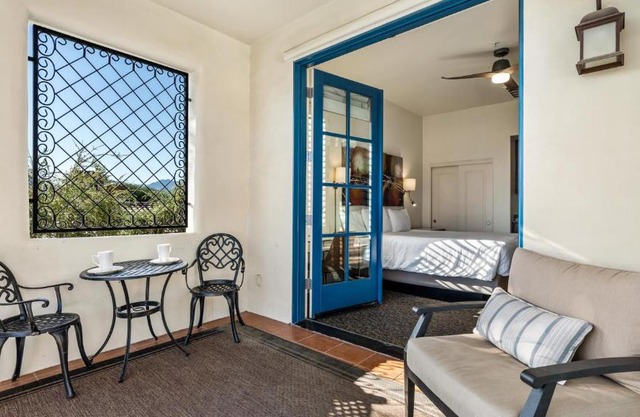 LV000 Freshly Furnished Upstairs LV Studio