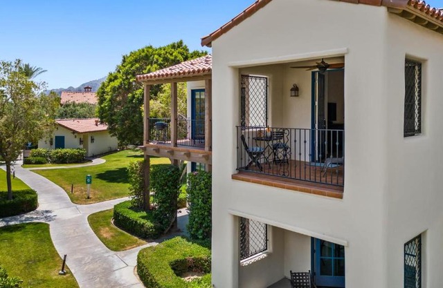 LV025 Airy Upstairs Studio with Mountain Views