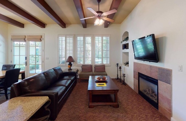 LV202 Downstairs 2 Bedroom Steps from the Pool