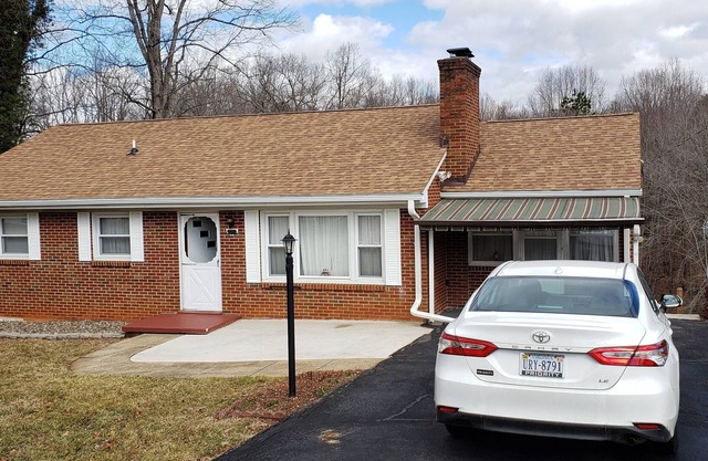 Lynchburg home -Full Kitchen, Deck, 3 brm/1bath, W/D, WiFi and 1/2 mile to LU