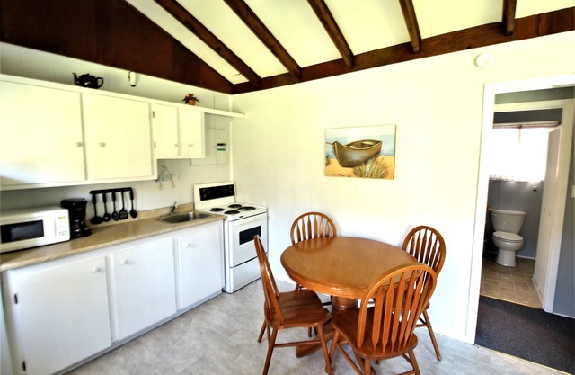 Lyons Cottages - Cottage #2, 2BR Walk to the Beaches of Stanhope National Park!