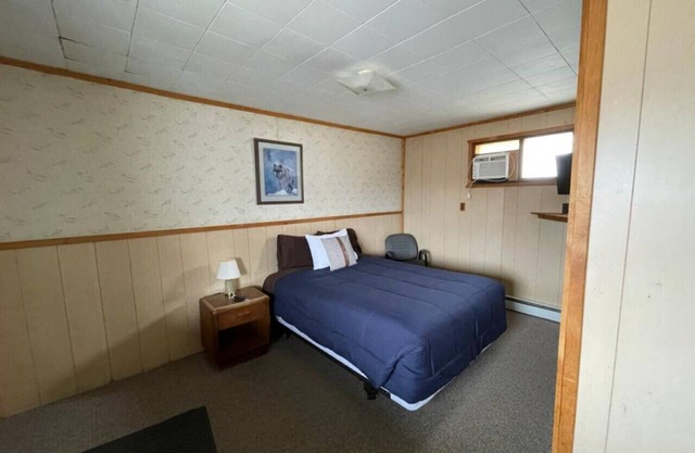 Lyons in Onaway - 1 Queen Bed - Room 3 - Sleeps 2