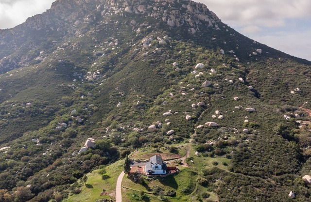 Lyons Peak Vacation Rental- Bohemian Unit