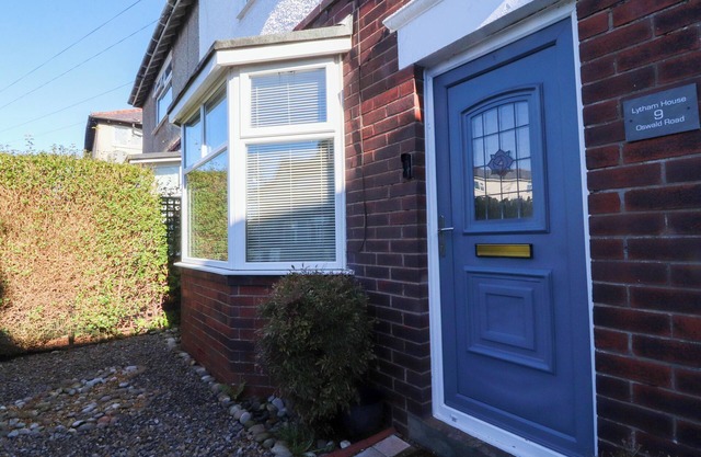 LYTHAM HOUSE, pet friendly, with a garden in Lytham St. Annes