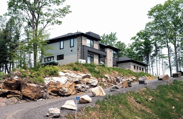 Modern Muskoka Cottage with Lake Views