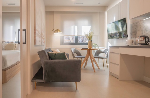 M (DEL29) Almudena: Your urban getaway with a park feel