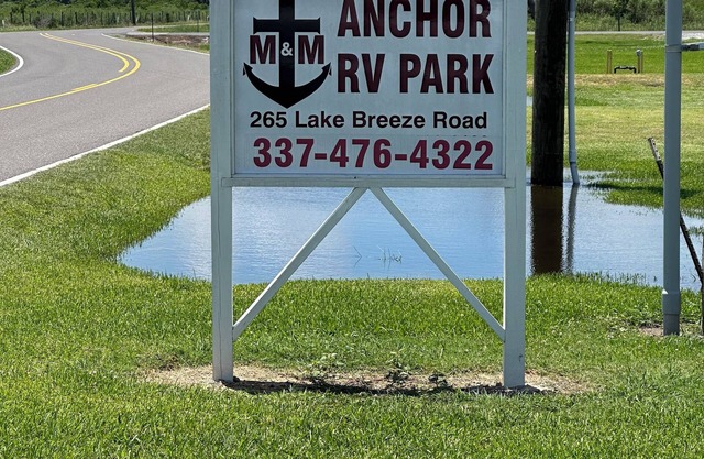 M&M Anxhor RV campground in Hackberry.