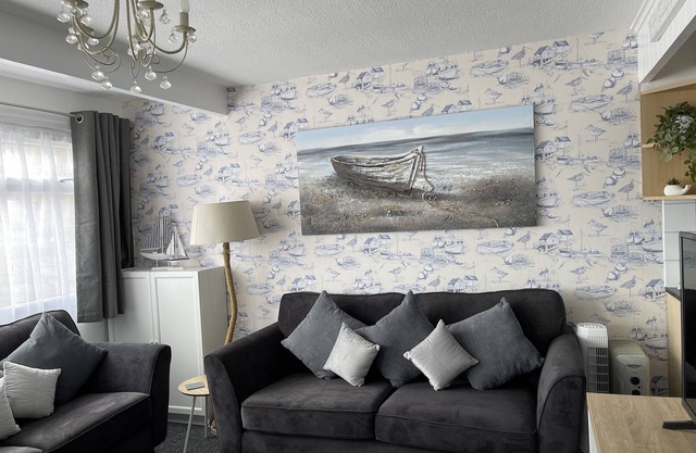 M & T Chalets. Refurbished Chalet Sleeps 5, in Scratby , 5 Mins to the Beach