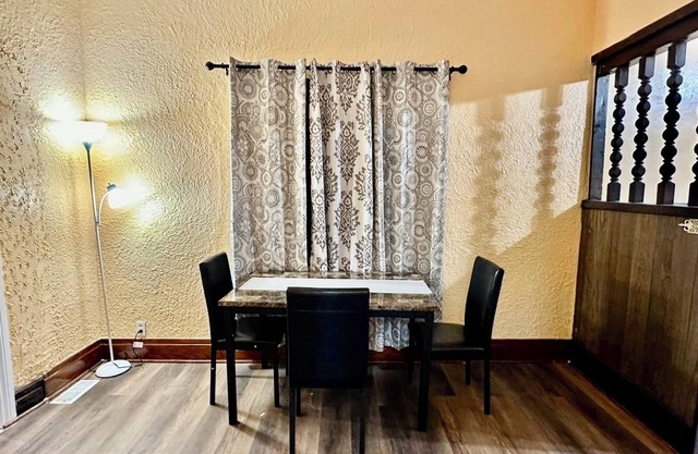 MABSARKERLLC 3-bedroom house in marvelous Niagara Falls with AC