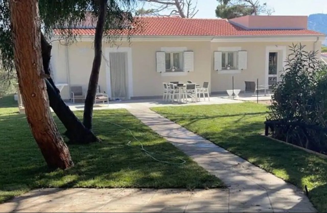 MAC HOUSE - uni/bifam, in pine forest 300mt from the sea