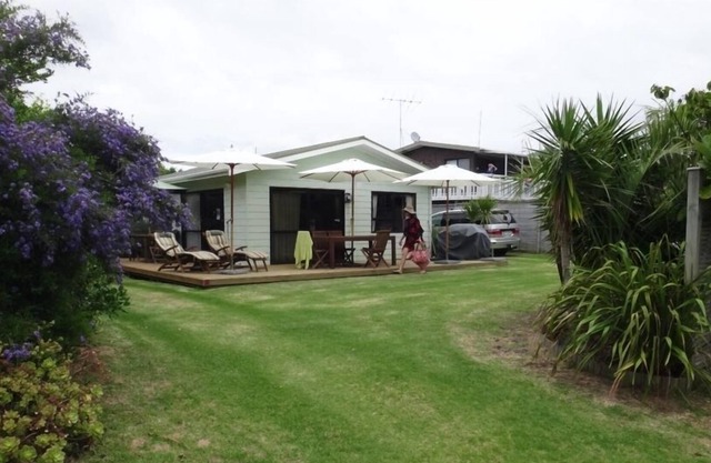Mac's House Matapouri Bay am Strand.