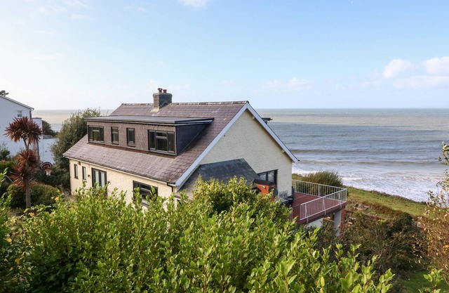 MACHLUD HAUL, character holiday cottage, with open fire in Llwyngwril