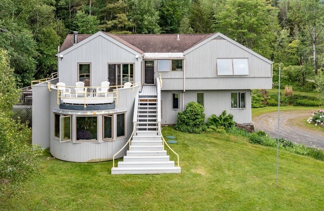 Mad Meadows 5 Bedroom Chalet by RedAwning