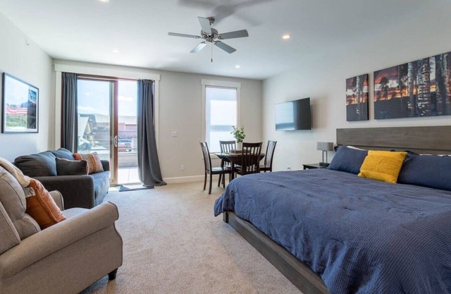 Mad Moose Retreat: Gorgeous Condo by Grand Lake!
