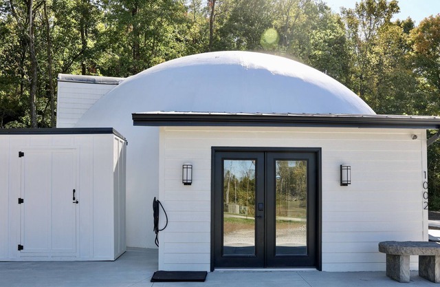 Mad River Igloo. 3 bed 2 bath. Sleeps 8. EV+.Hot tub. Fire pit.