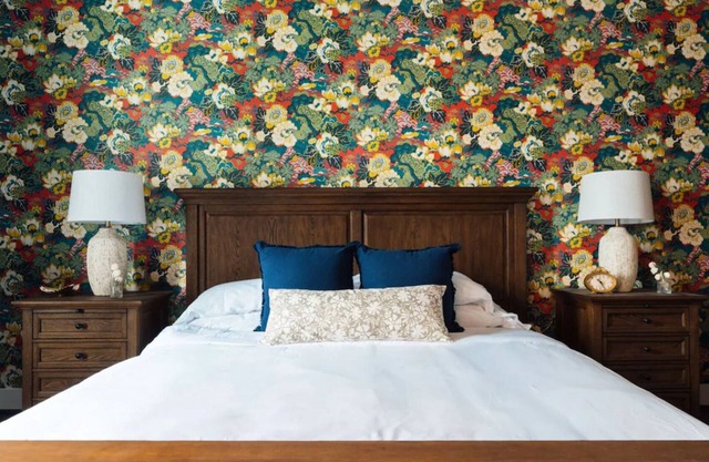 Madame Lou's Room at The Painted Lady! Pets Allowed, Free Parking!