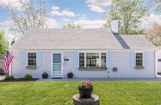 Madison, CT - Coastal Modern House w/ Private Beach & Large Fenced in Backyard