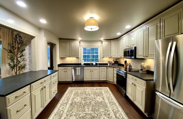 Madison Estate · Madison Farmhouse: Lake, Wineries & Family Fun