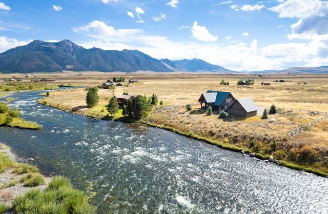 15% GRAND OPENING DISCOUNT! Haus am Fluss in der Nähe von Yellowstone Park & Hebgen Lake