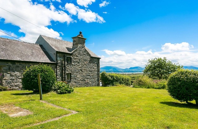 Maes y Ceirchdir - sleeps 10 guests in 5 bedrooms