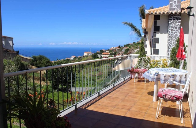 Herrliche Aussicht von der Terrasse mit Blick auf das Tal bis zum Meer