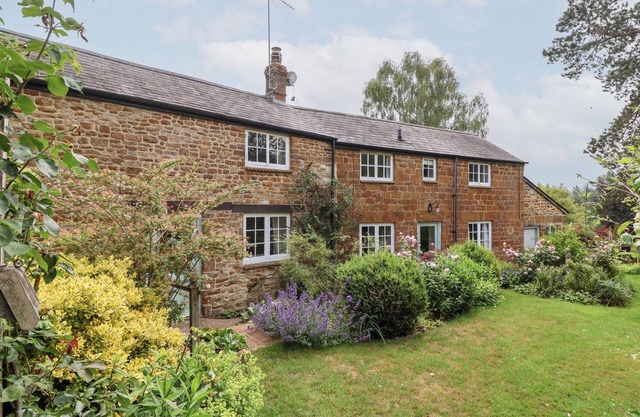 MAGDALEN COTTAGE, family friendly, with a garden in Hook Norton