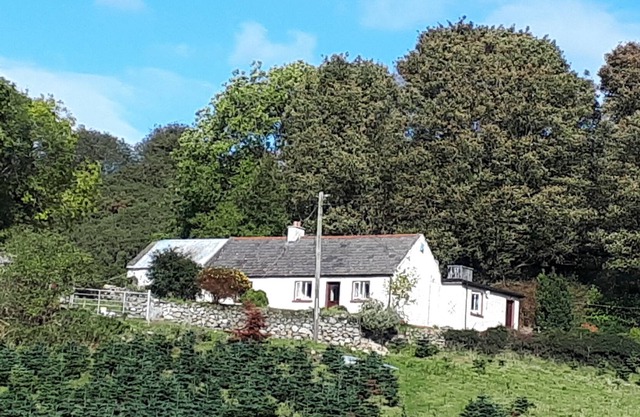 Das Maggie's Cottage liegt an einem Berghang mit Blick auf die Dundalk Bay.