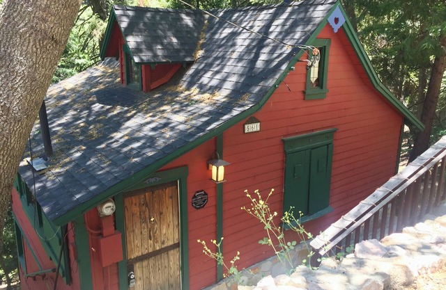 Magic Love Nest - 5 min from village. Stream below.