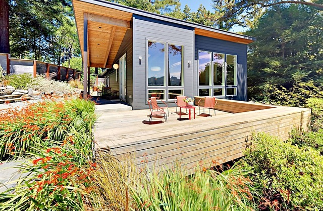 Magic Madrone: Mid-Century Modern Home w/ Private Saltwater Hot Tub