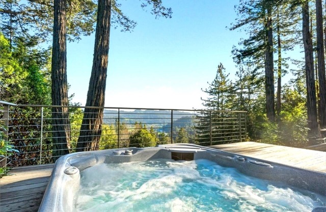 Magic Madrone- Stunner Home Top of Redwoods! Astonishing Views! HotTub/WiFi
