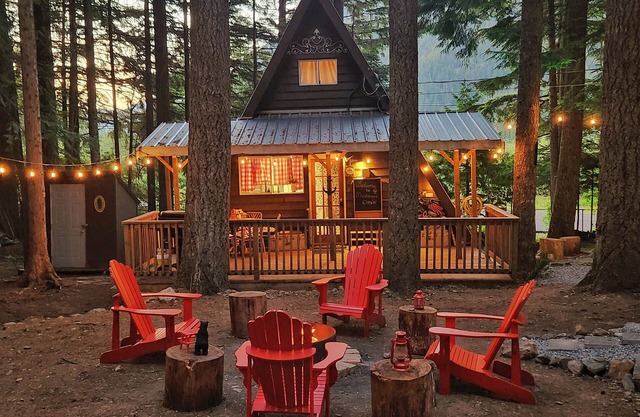 Magic Mushroom A-Frame Cabin with wood-burning hottub