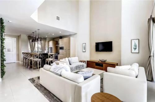 Magic Village Townhouse, Minutes from Disney, Pool, Grill