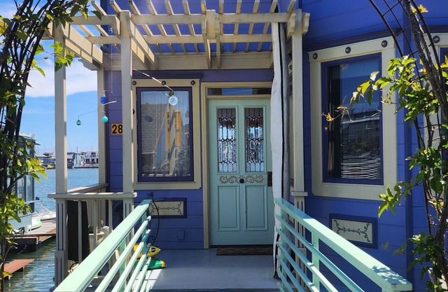 Magical 3-bedroom houseboat in Sausalito with kayaks, sauna, and fantastic views