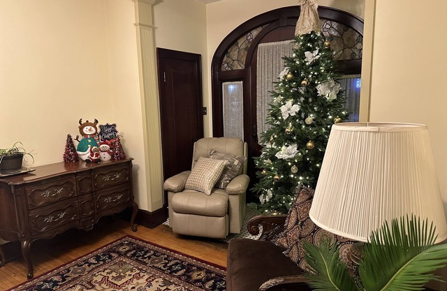 Magical Christmas Getaway! Historical 3BR with Modern Amenities, Great Location