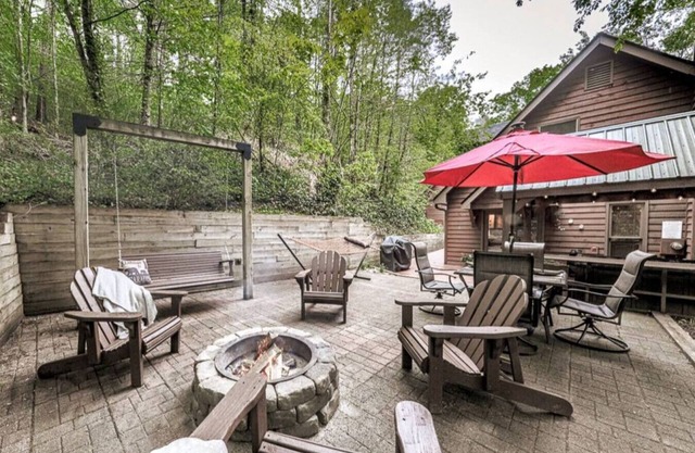 Magical Forest Lodge-HotTub-Pool Table-Fireplace-Creek