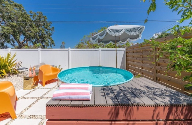 Magical Guesthouse 1 mi from SRQ airport