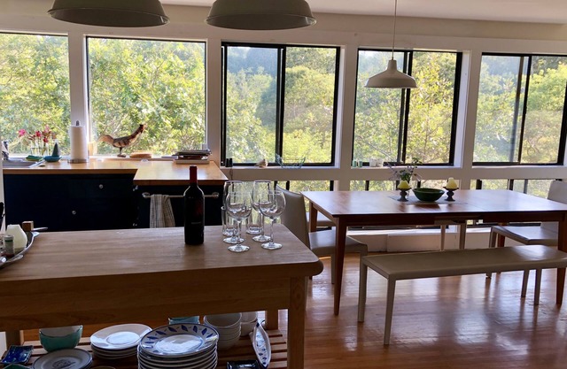 Magische Haus in den Bäumen mit Blick auf das Wasser
