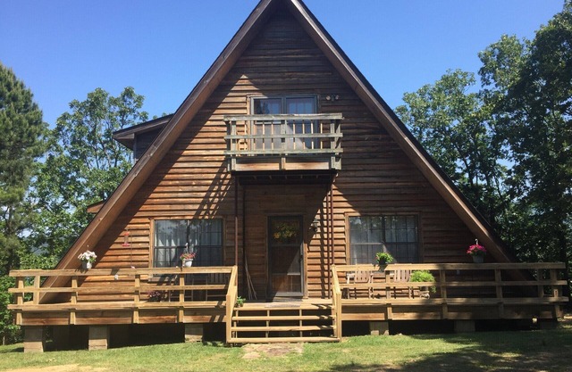 Magical lake house cabin on Blue Mtn Lake with Mt. Magazine views. Pet Friendly!