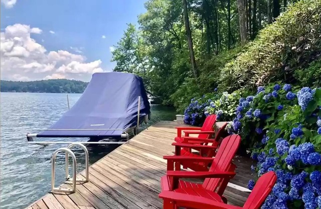 Magical Lakefront Cottage w/ country club access
