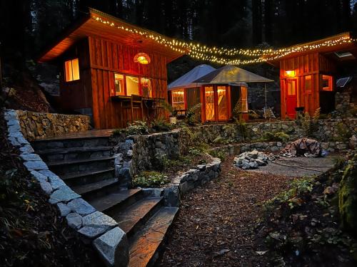 Magical Yurt in the woods - 2 miles from town